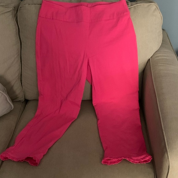 NWOT Pink Capri Pants Ruffled bottom Size 8 - Picture 2 of 5